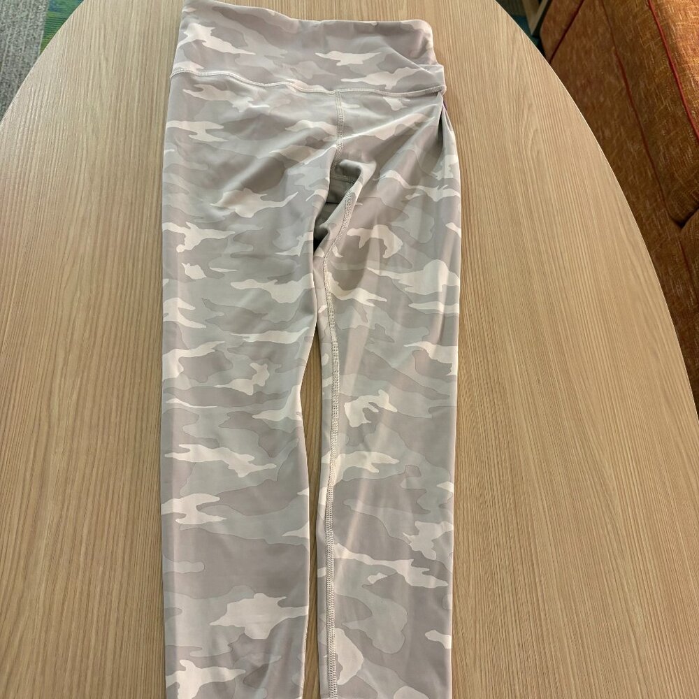 Athleta Elation Camo 7/8 Tight Small Ankle Length White Gray Neutral Casual